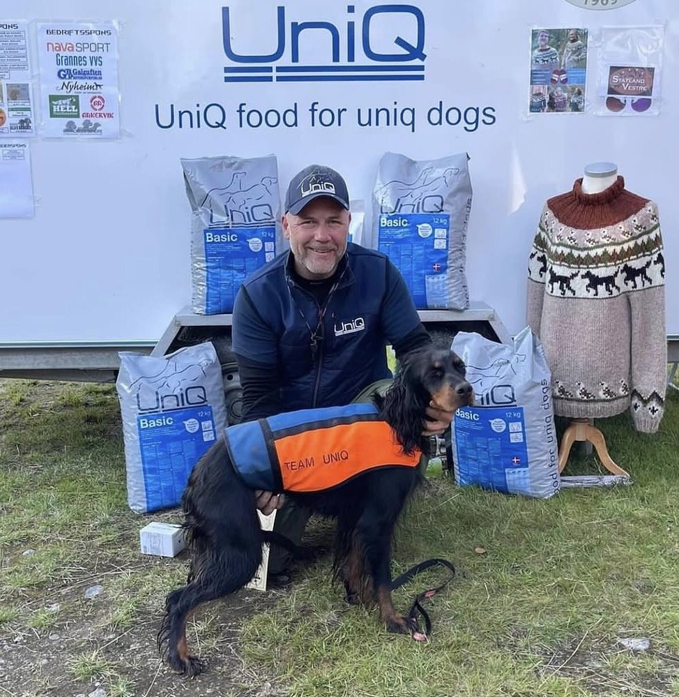 Tor Erik med hund foran UniQ-stand